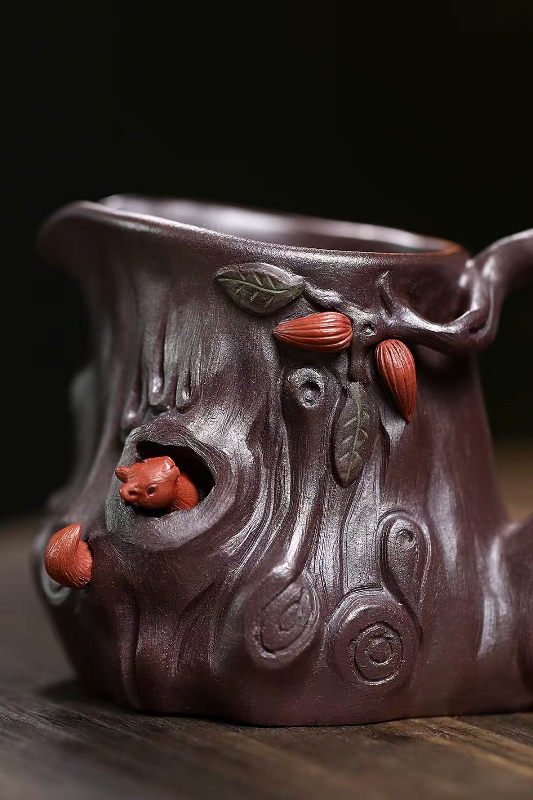 精工雅器～松鼠公道杯 做工精致 泥料：紫泥 容量：210cc