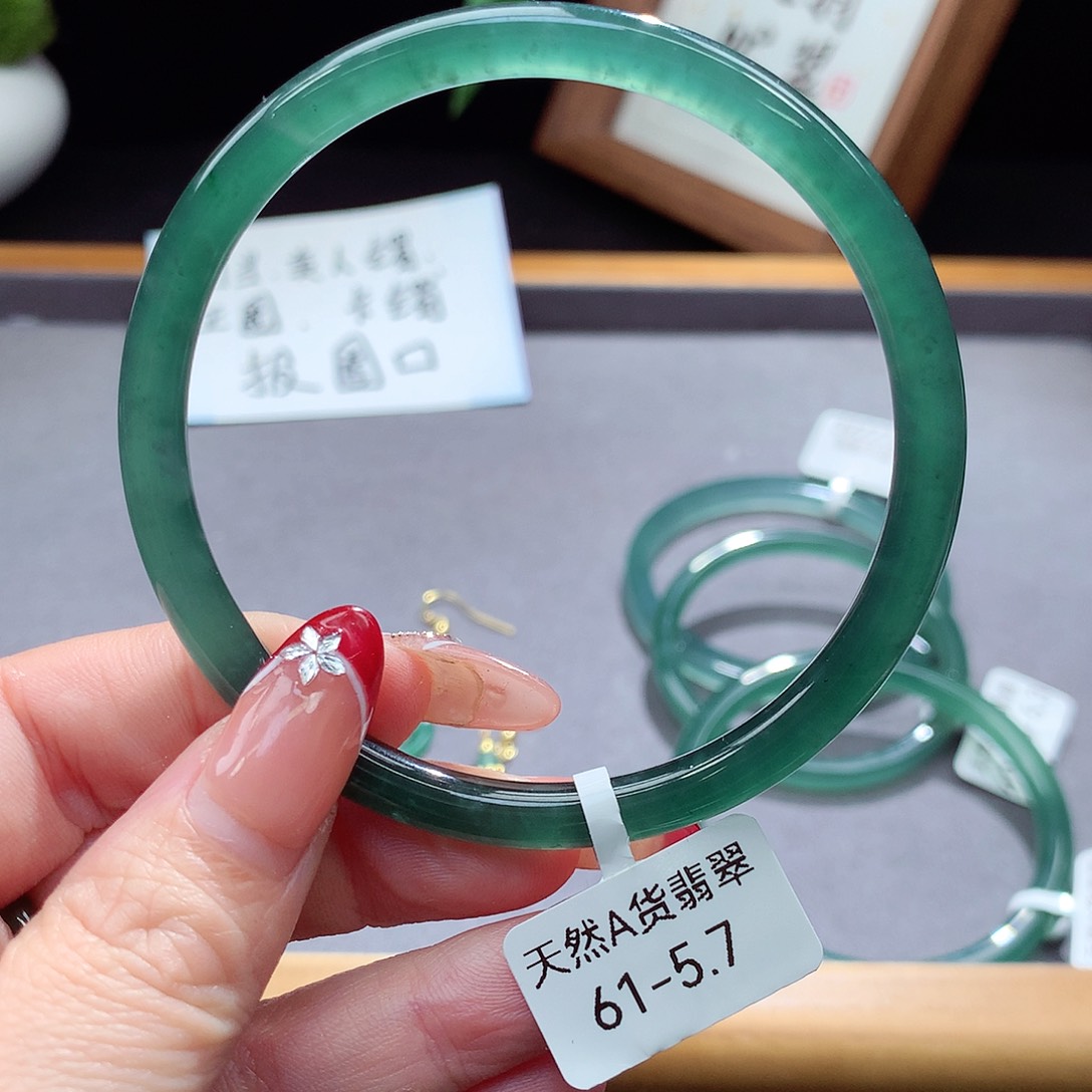 翡翠手镯（圆镯）未镶嵌