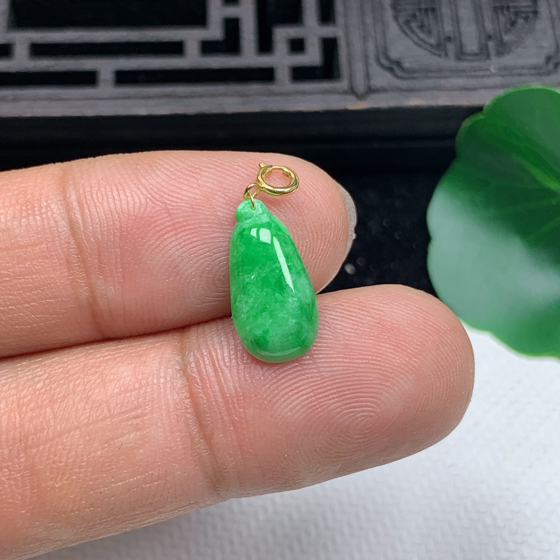缅甸天然翡翠A货18K金扣精美飘阳绿小福瓜吊坠尺寸15*7.9*3.4mm