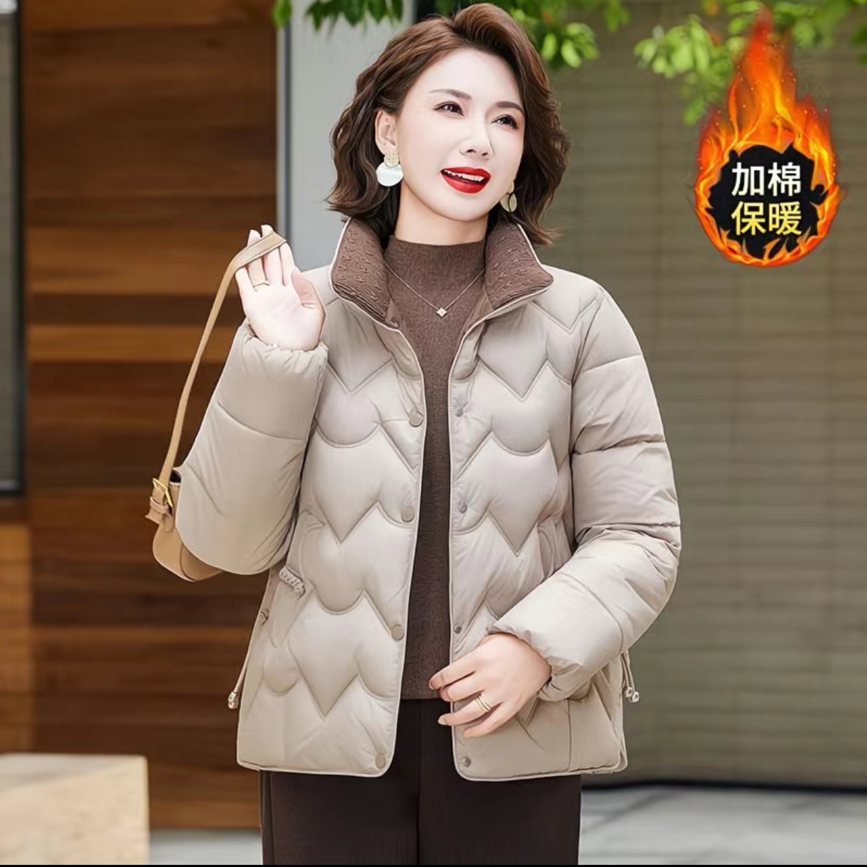 冬季时尚翻领气质保暖女士休闲百搭妈妈装洋气短款外套棉服