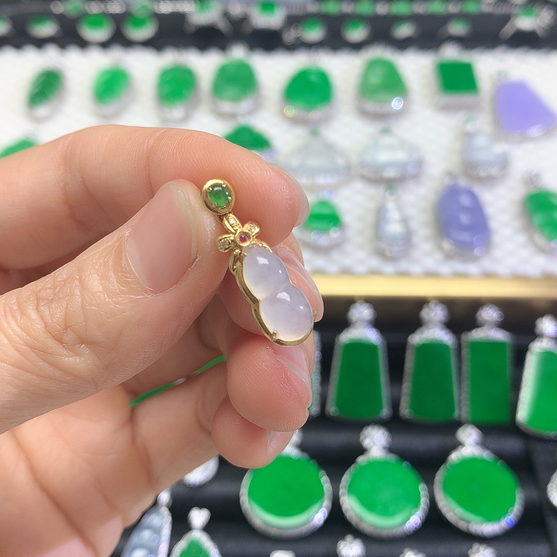 颈饰18K金镶嵌翡翠吊坠