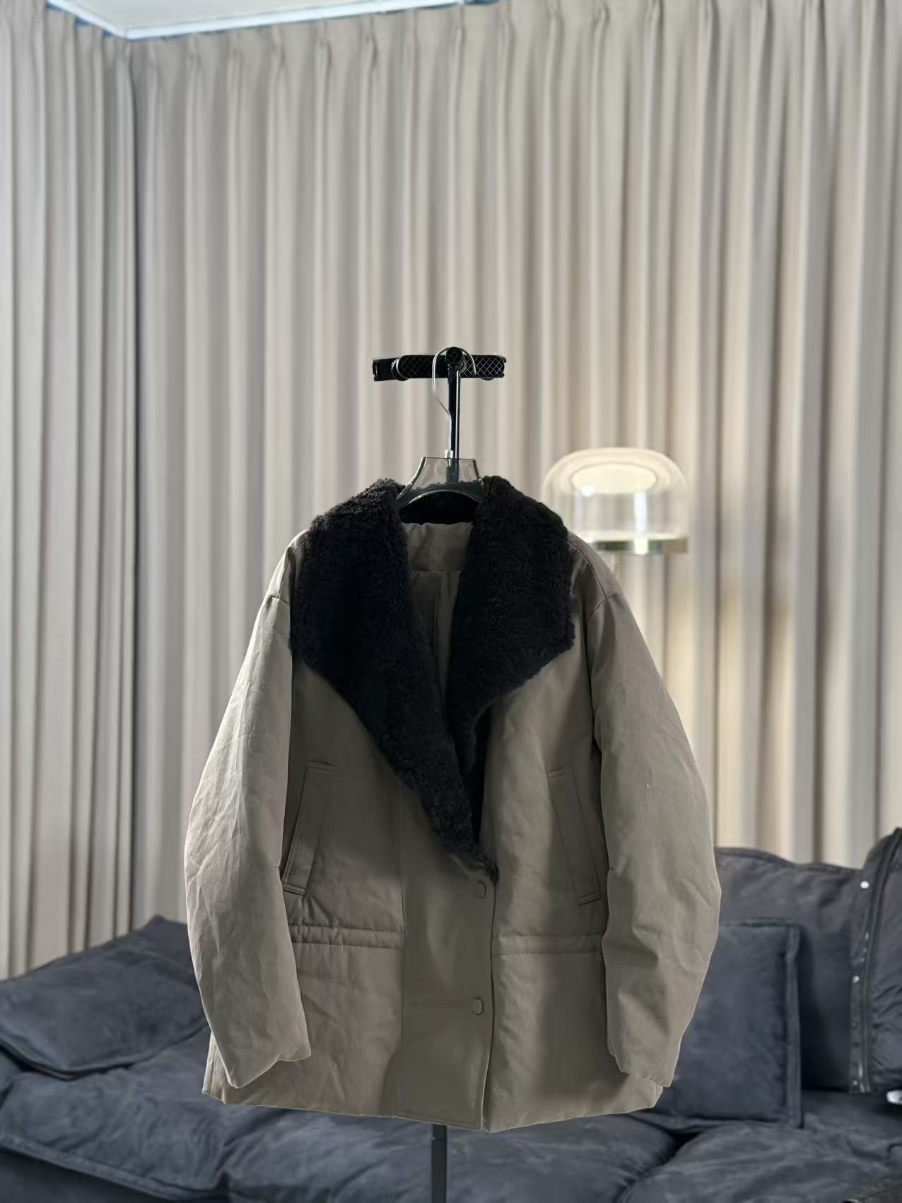 【柳青女装】2025冬季新款羊羔毛领拼接卡其色大外套E25788D