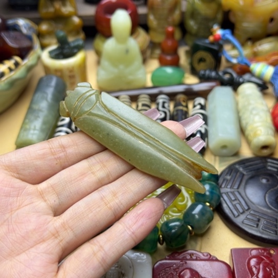 蛇纹石玉未镶嵌颈饰