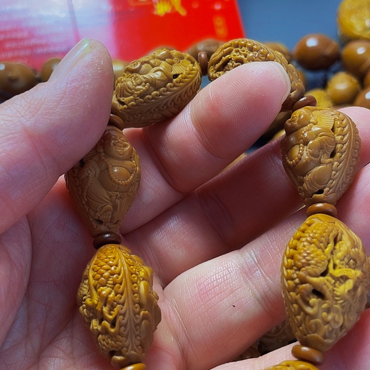 九龙弥勒，橄榄核雕