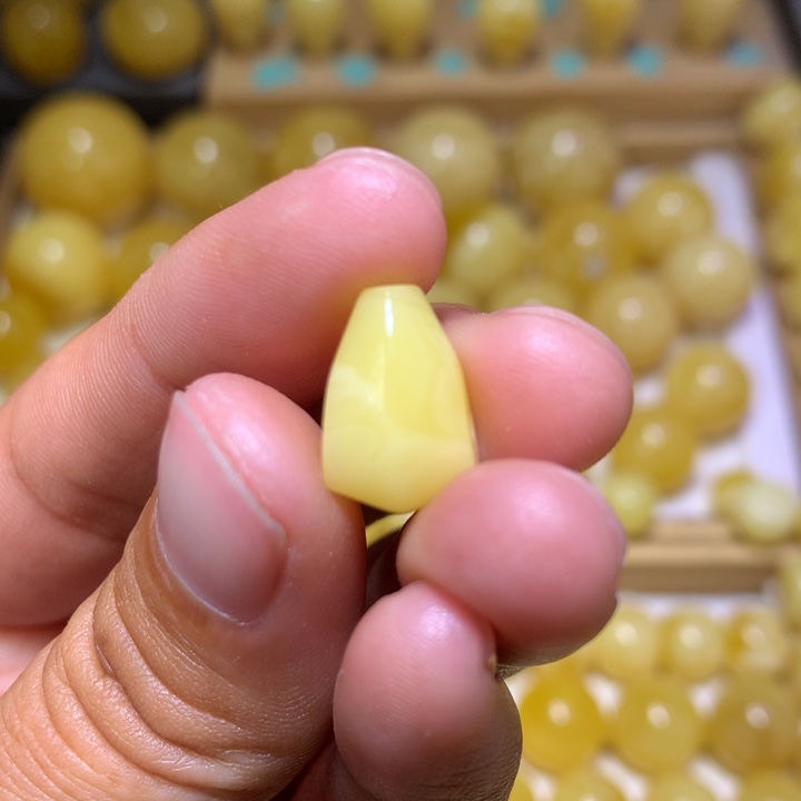 蜜蜡裸石未镶嵌?***菜天然俄料白花蜜蜡鲨鱼贝三通9.7