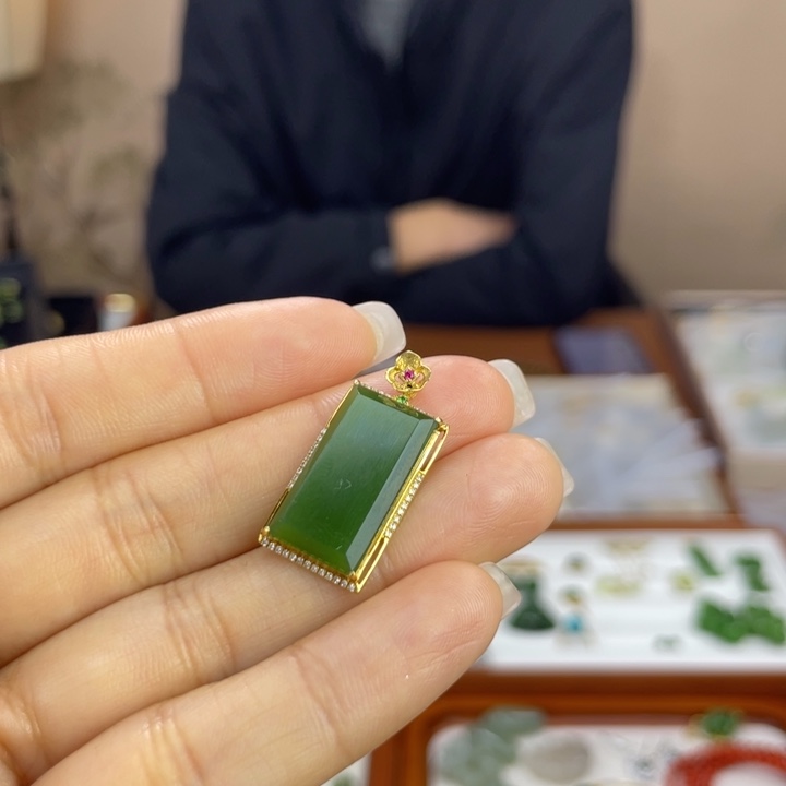 和田玉18K金镶嵌颈饰