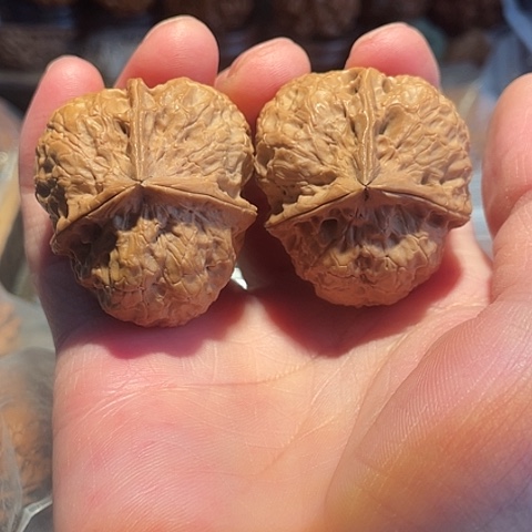 把件文玩核桃二代凌子带彩磕尖40