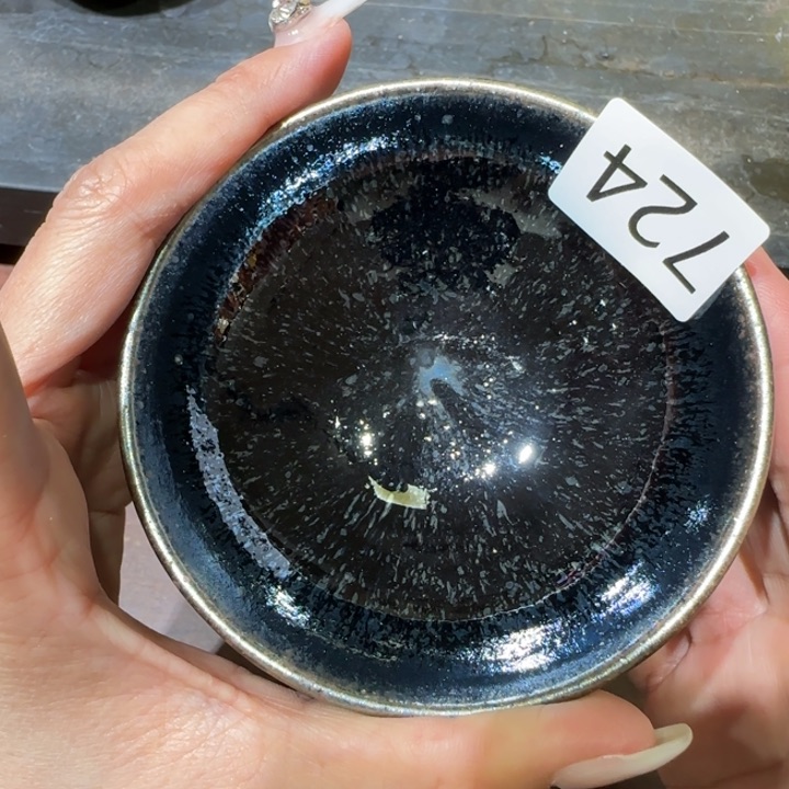 茶盏玲珑剔透之气的同时却不忘自己