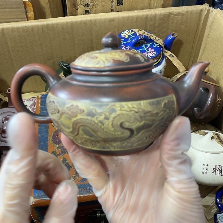 紫砂茶壶矿泥料，纯手工制作的一把紫砂壶。