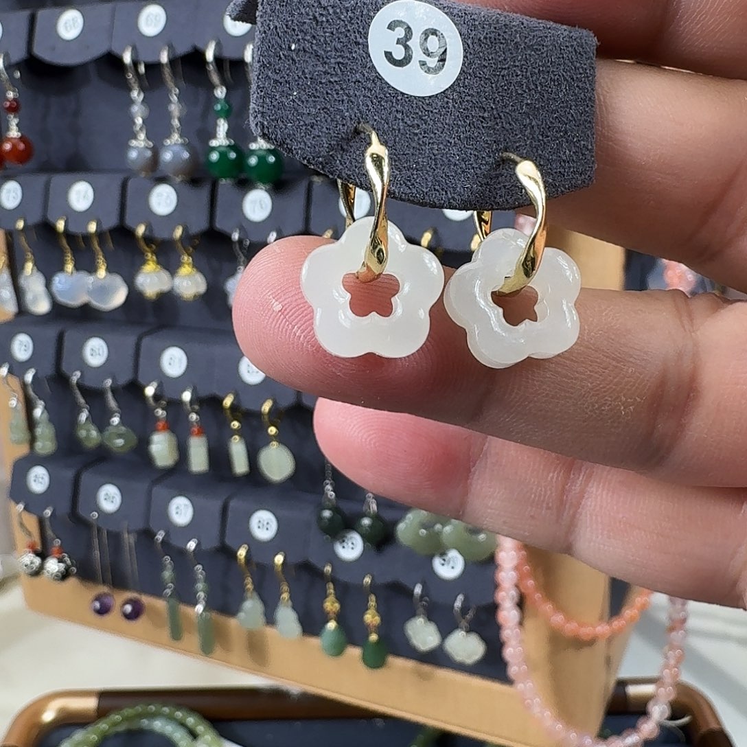 彼***花和田玉足银镶嵌耳饰