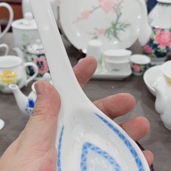 碟釉下五彩的瓷器和瓷器