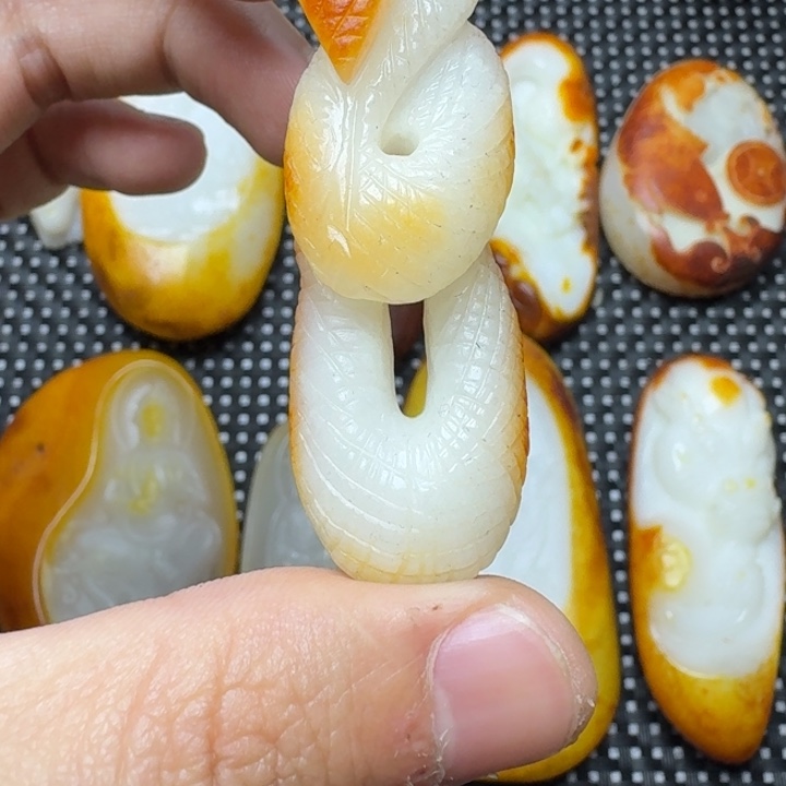 和田玉颈饰未镶嵌