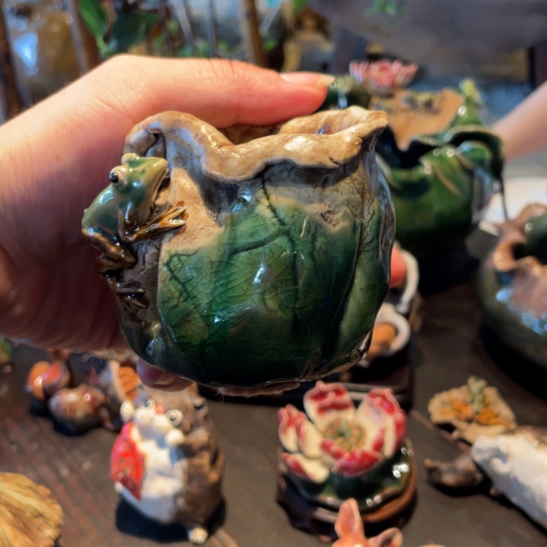 陶艺作品青蛙花器