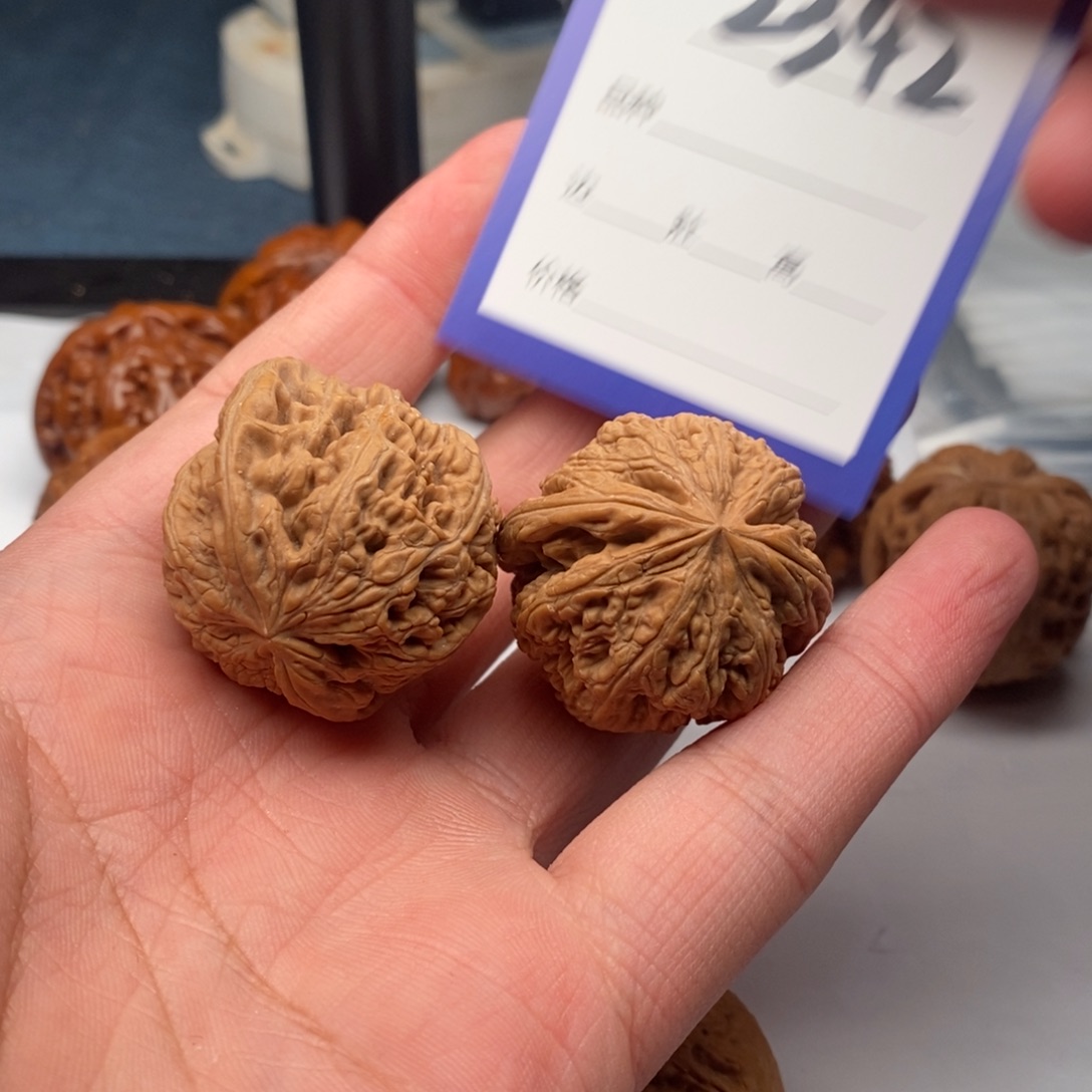 伊***杜文玩核桃把件2342