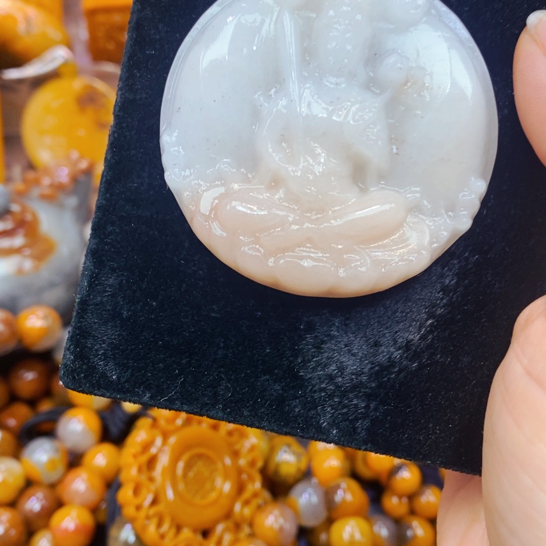 未镶嵌石英质玉（黄龙玉）颈饰