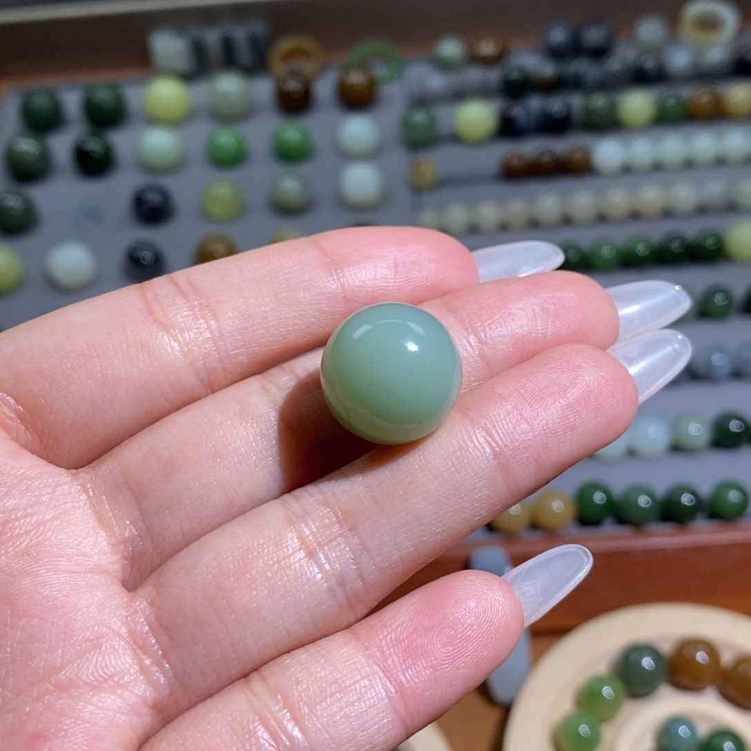 斐***@和田玉未镶嵌颈饰