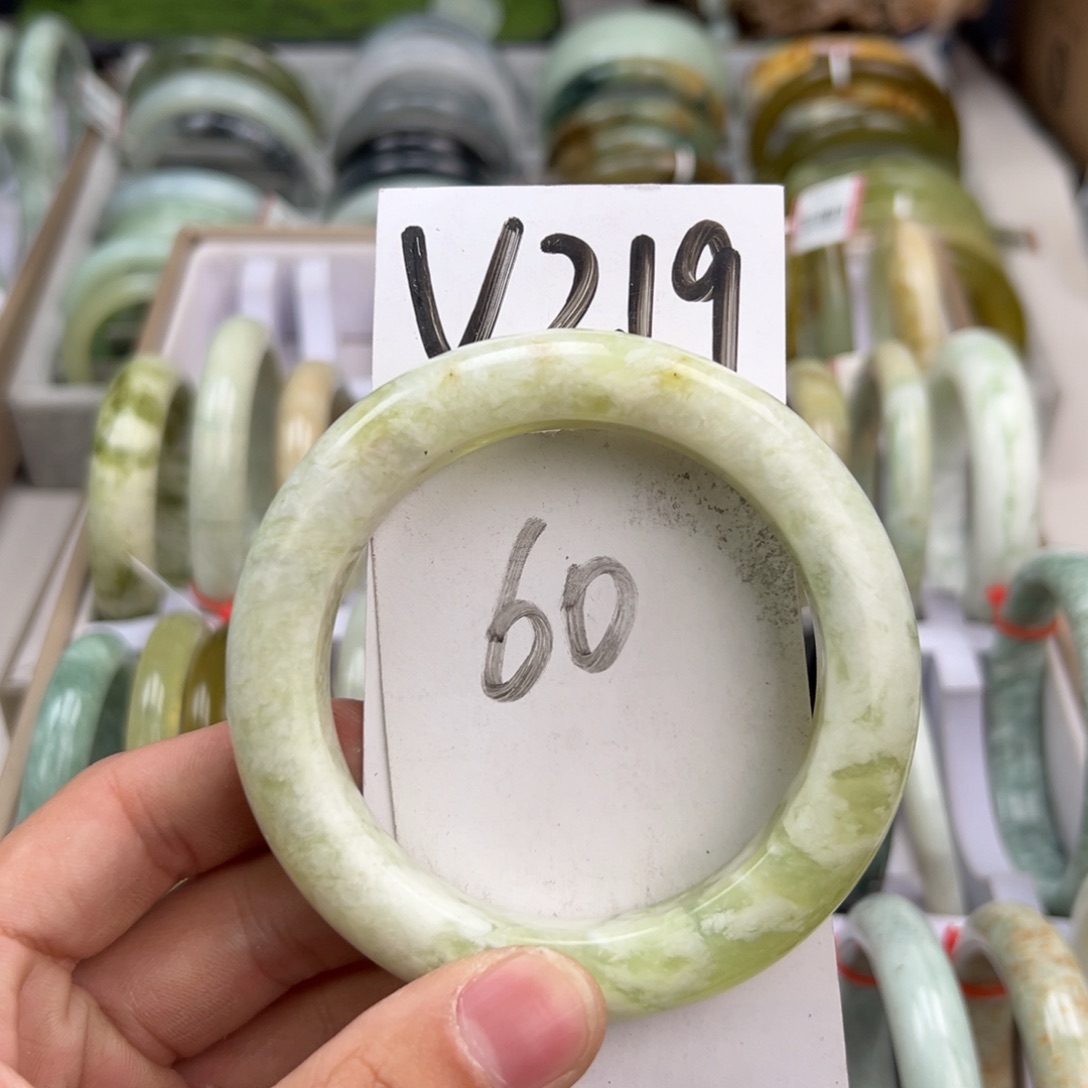 岫玉手镯未镶嵌天然岫玉