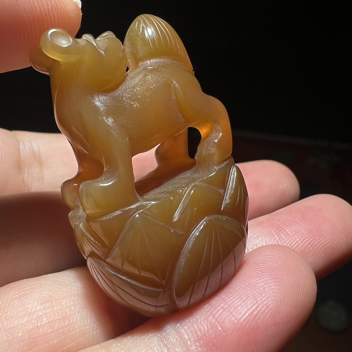 【老玛瑙•狮子脚踩莲花】立体圆雕•通孔•狮子•题材很少见