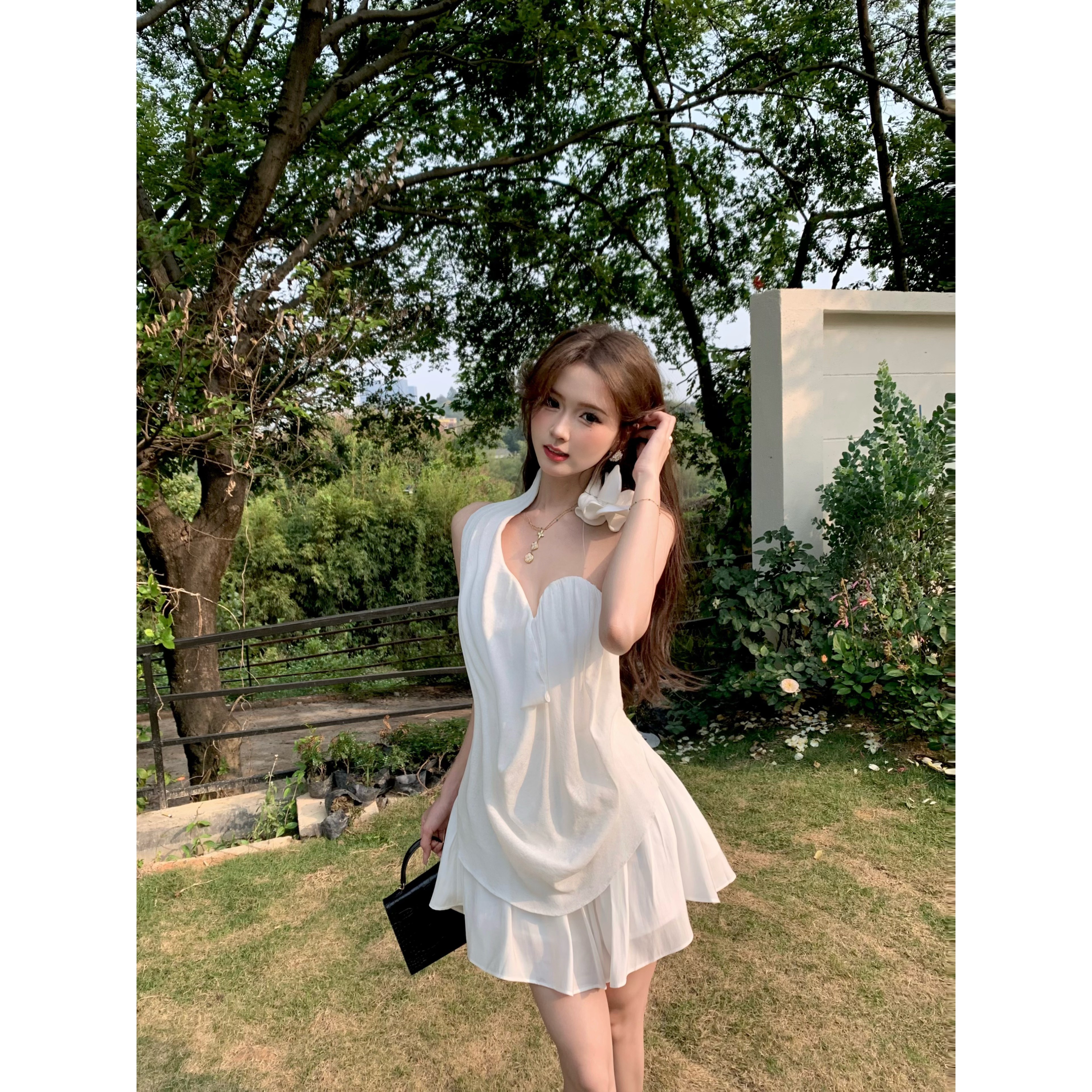 【Orange】法式设计感立体花朵宽松挂脖背心女秋气质V领褶皱M128