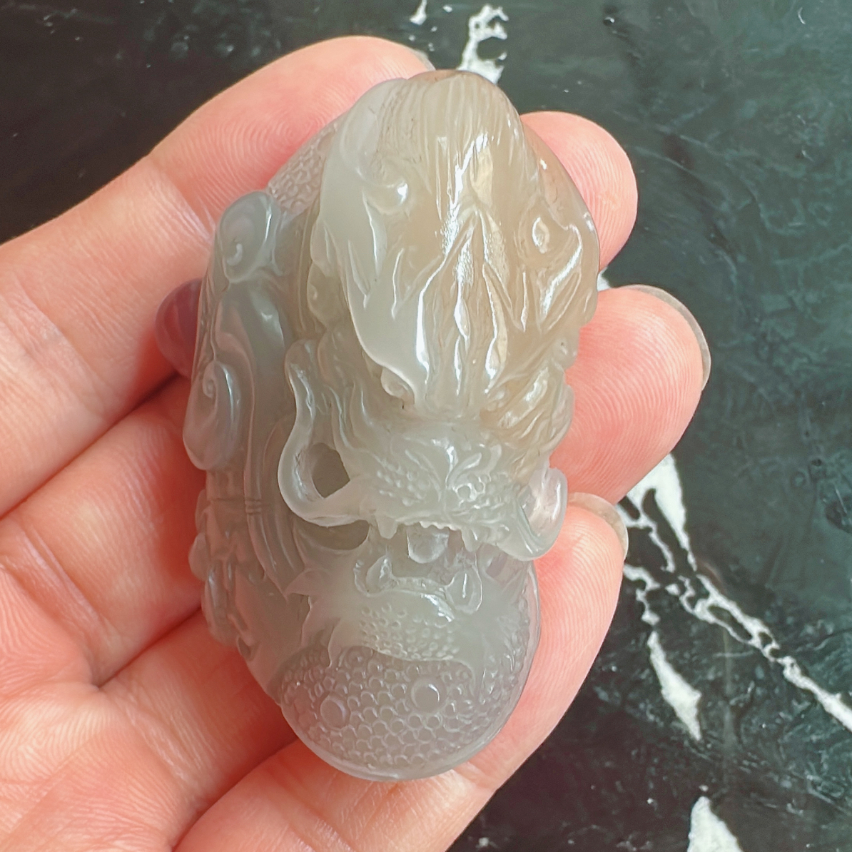 秦紫玉俏色巧雕（龙）挂件，雕工精细，大师工艺