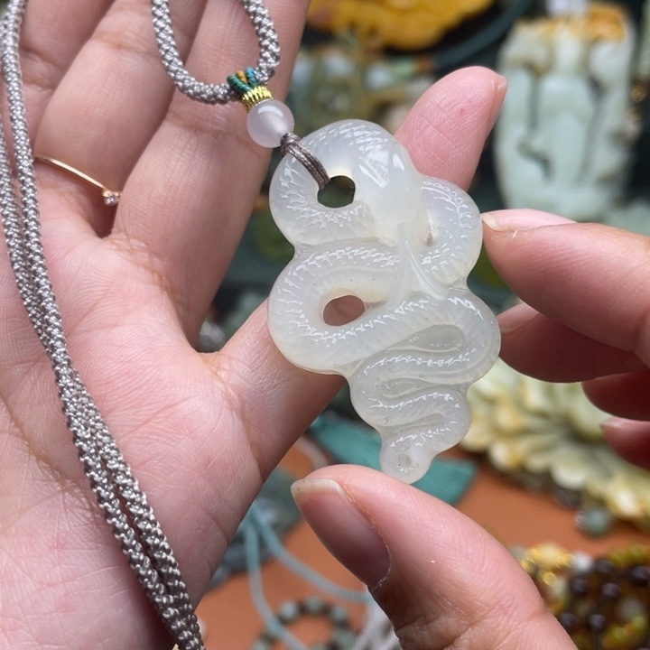 蛇纹石玉吊坠合金