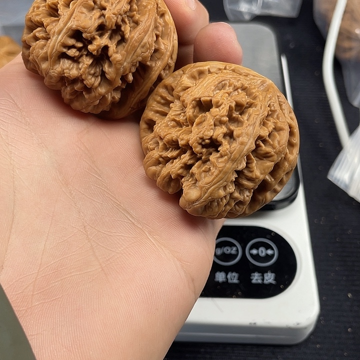 逢***戏文玩核桃吊坠大粗筋