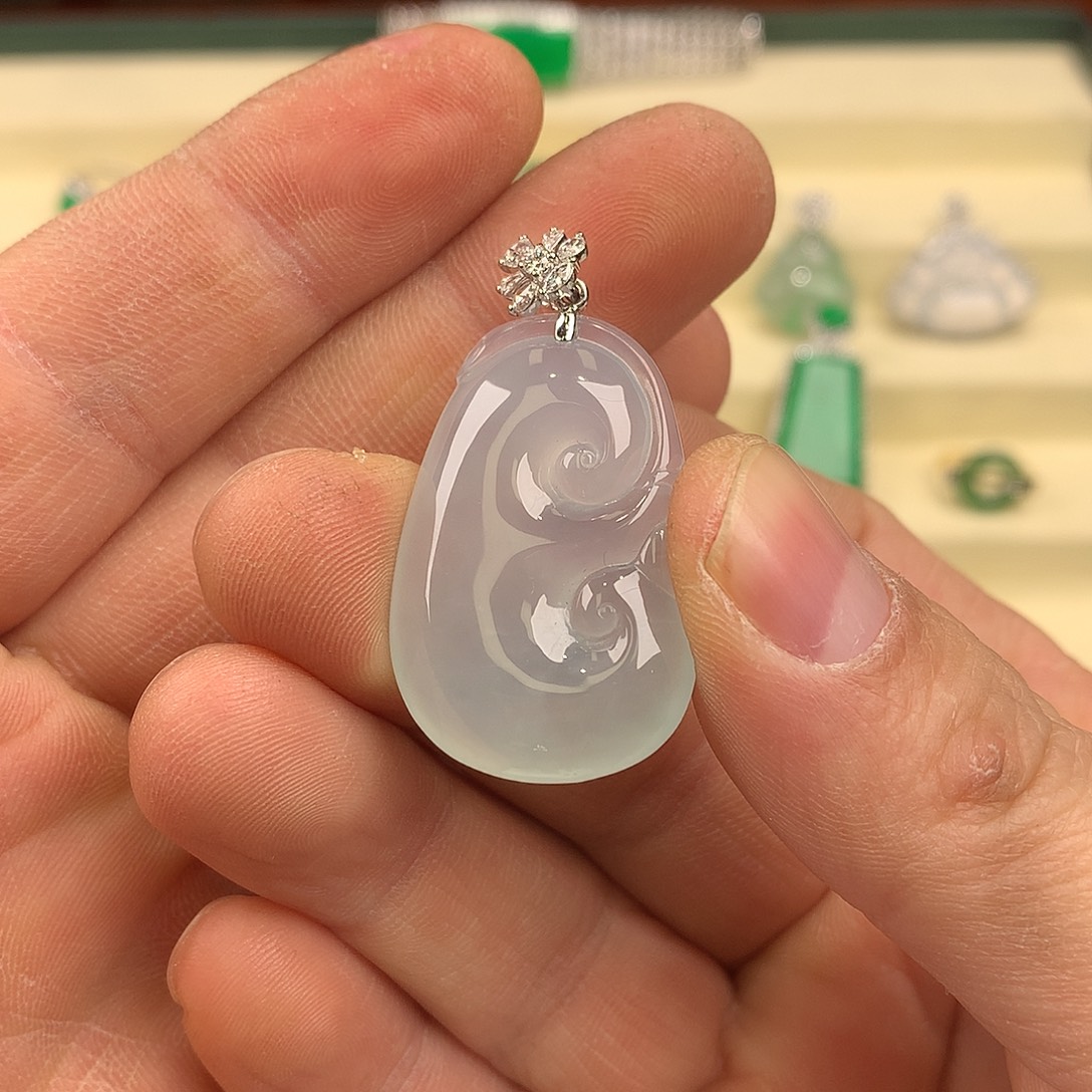 翡翠18K金镶嵌颈饰