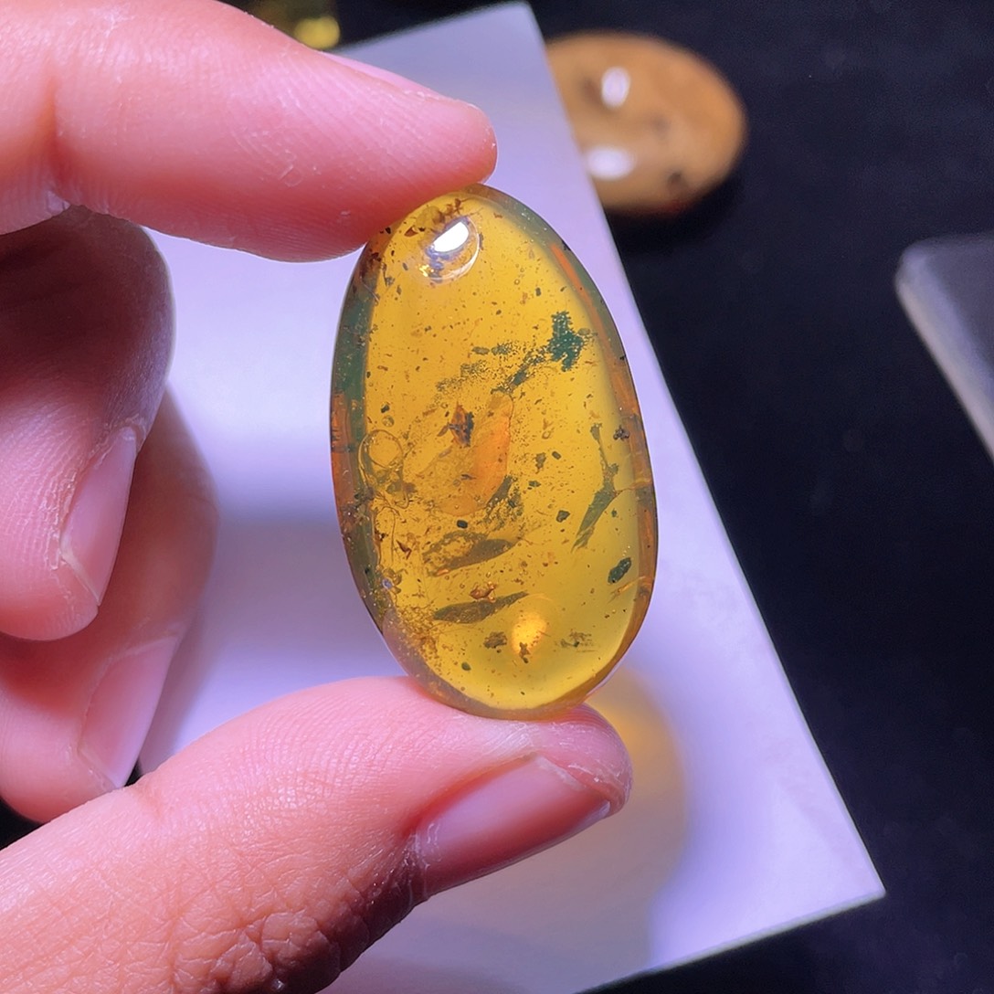 琥珀裸石未镶嵌，