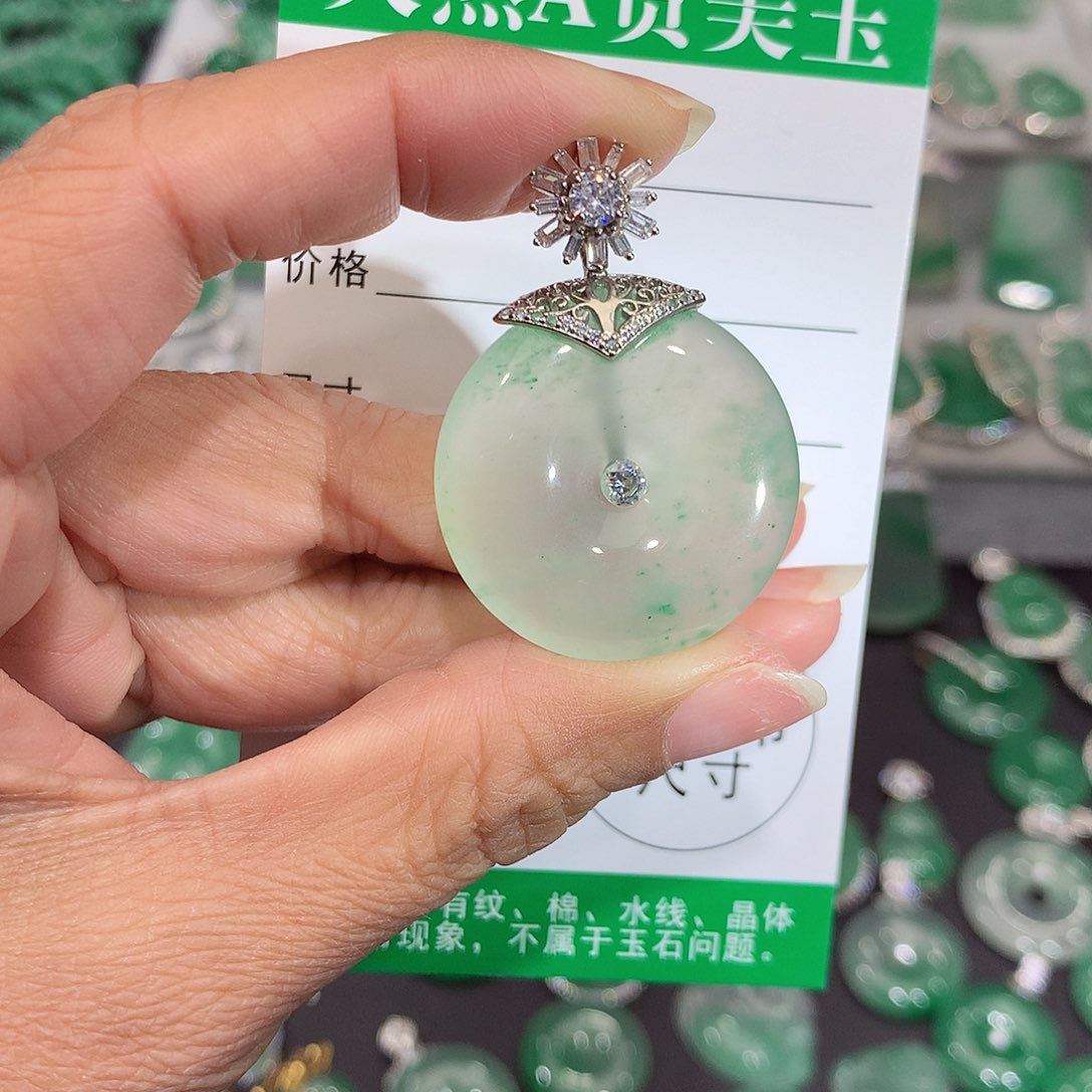 颈饰银S925镶嵌石英质玉（非洲翠）我****’