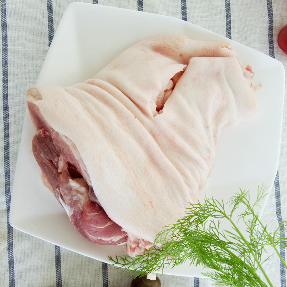 土猪肘子两个，一前肘和一后肘，土猪养殖周期长，肉肥而香，鲜肉称重分割有损耗