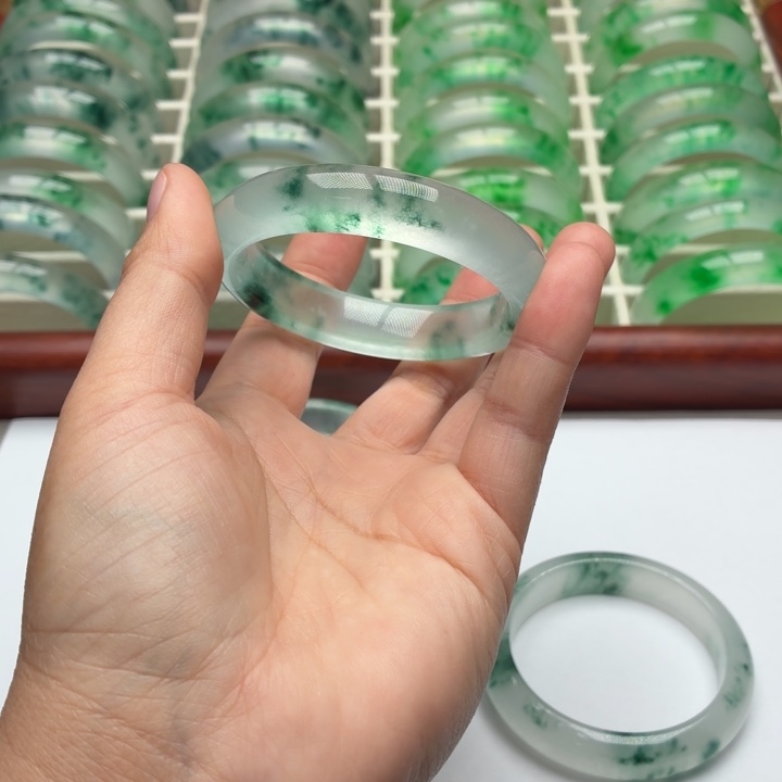 ****维石英质玉未镶嵌手镯