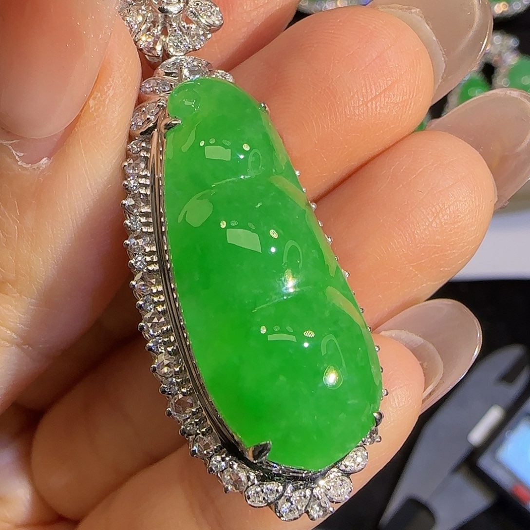 翡翠颈饰18K金镶嵌。