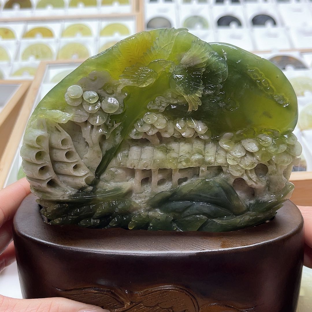 蛇纹石玉挂坠未镶嵌