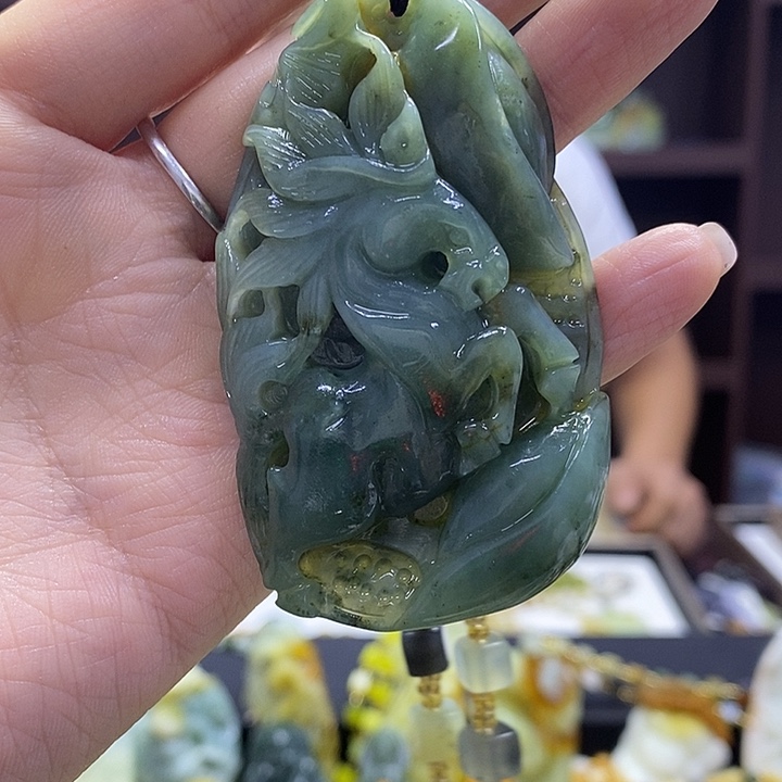 蛇纹石玉未镶嵌颈饰