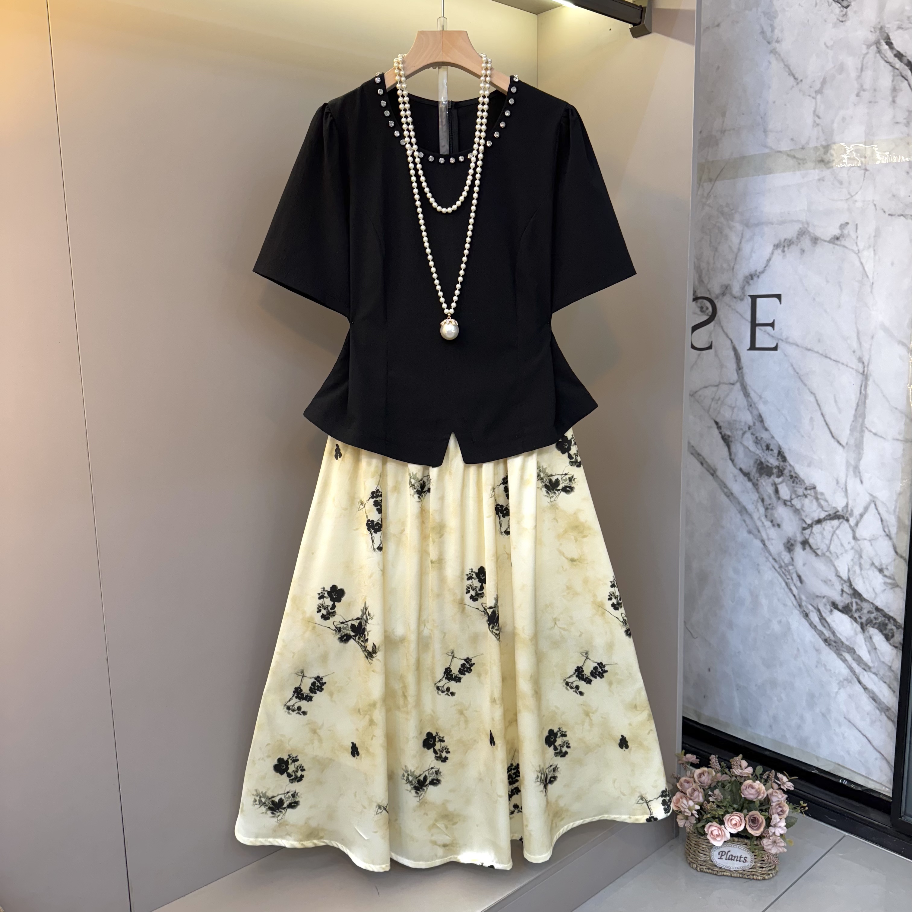 2025新中式国风文艺气质圆领镶钻黑色精致上衣+A摆长裙套装3703