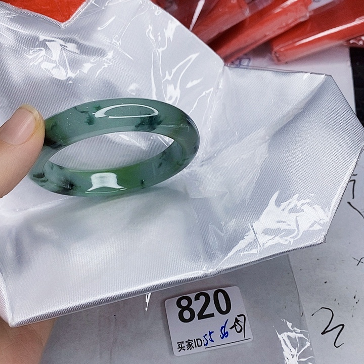 翡翠未镶嵌手镯一图一物实物为准（微瑕处理）