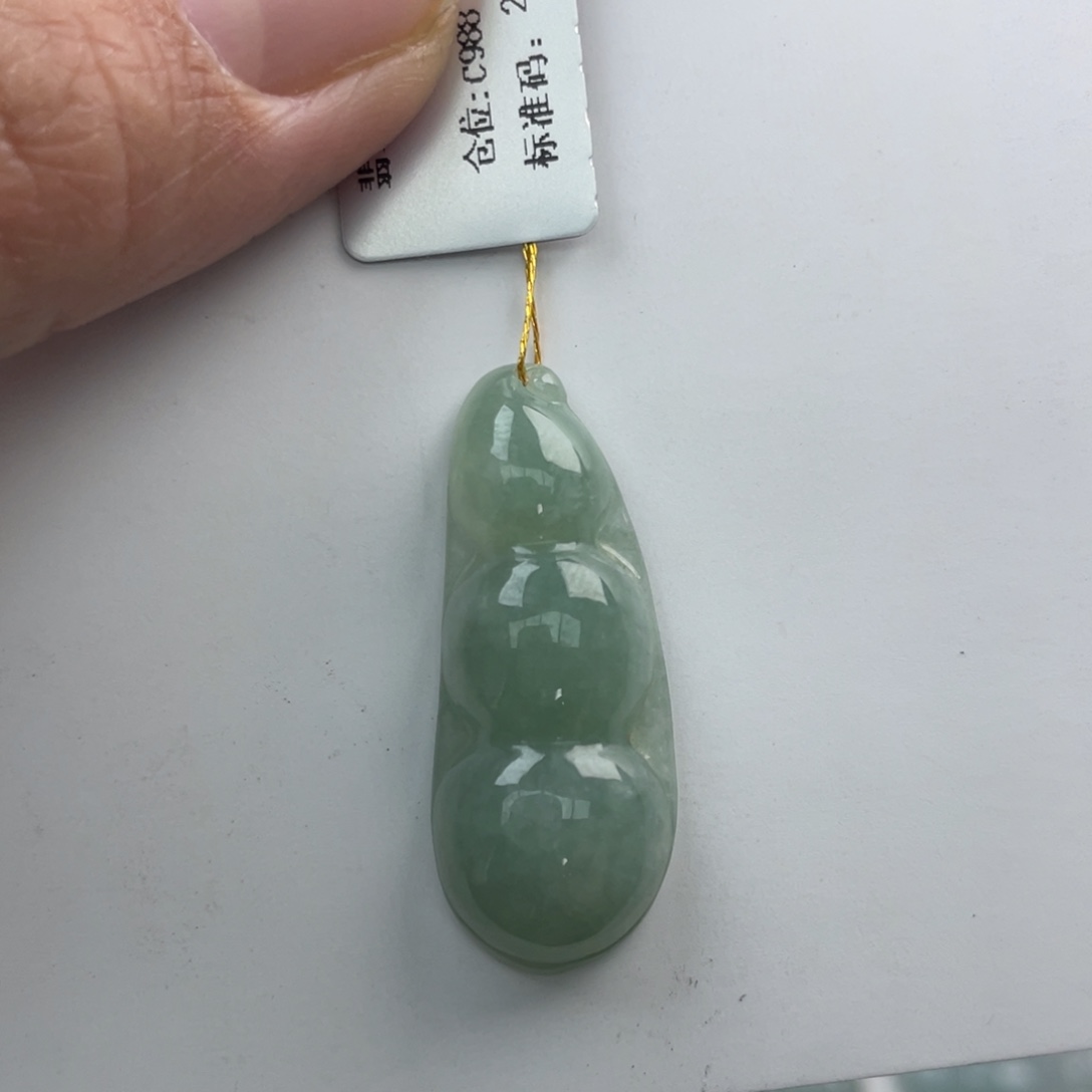 翡翠未镶嵌颈饰豆子