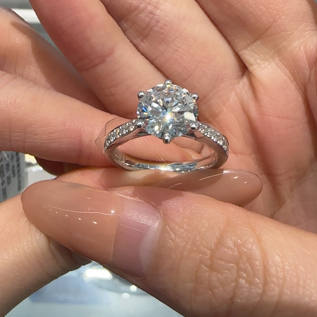 好***生实验室培育钻石18K金镶嵌2卡星光六爪17