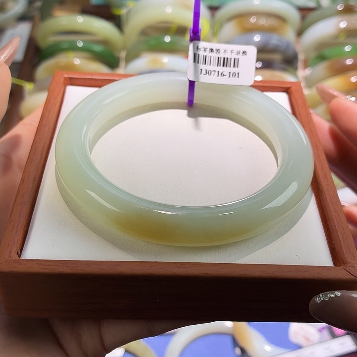 和田玉未镶嵌手镯16。  64