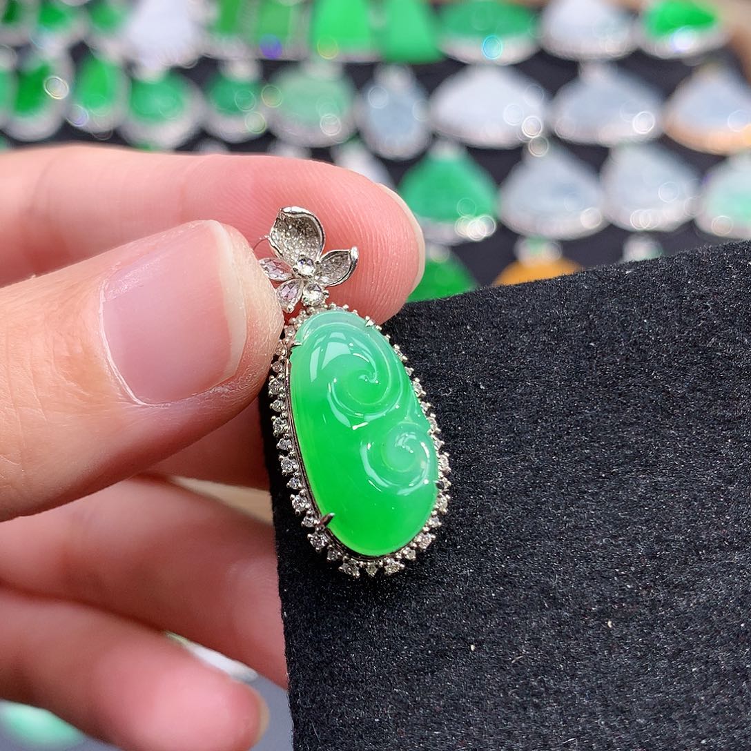 翡翠18K金镶嵌颈饰