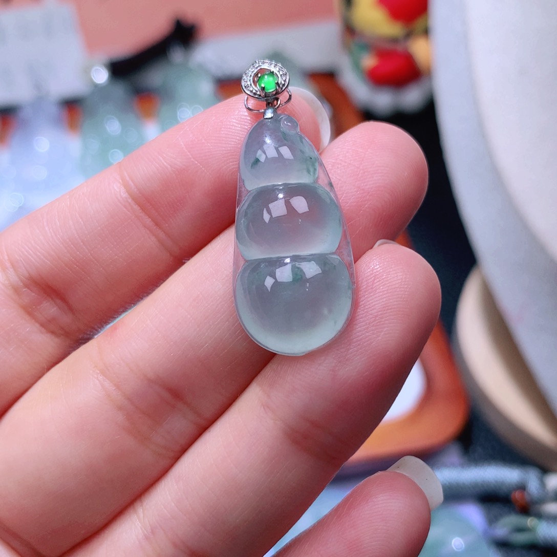 颈饰18K金镶嵌翡翠福豆