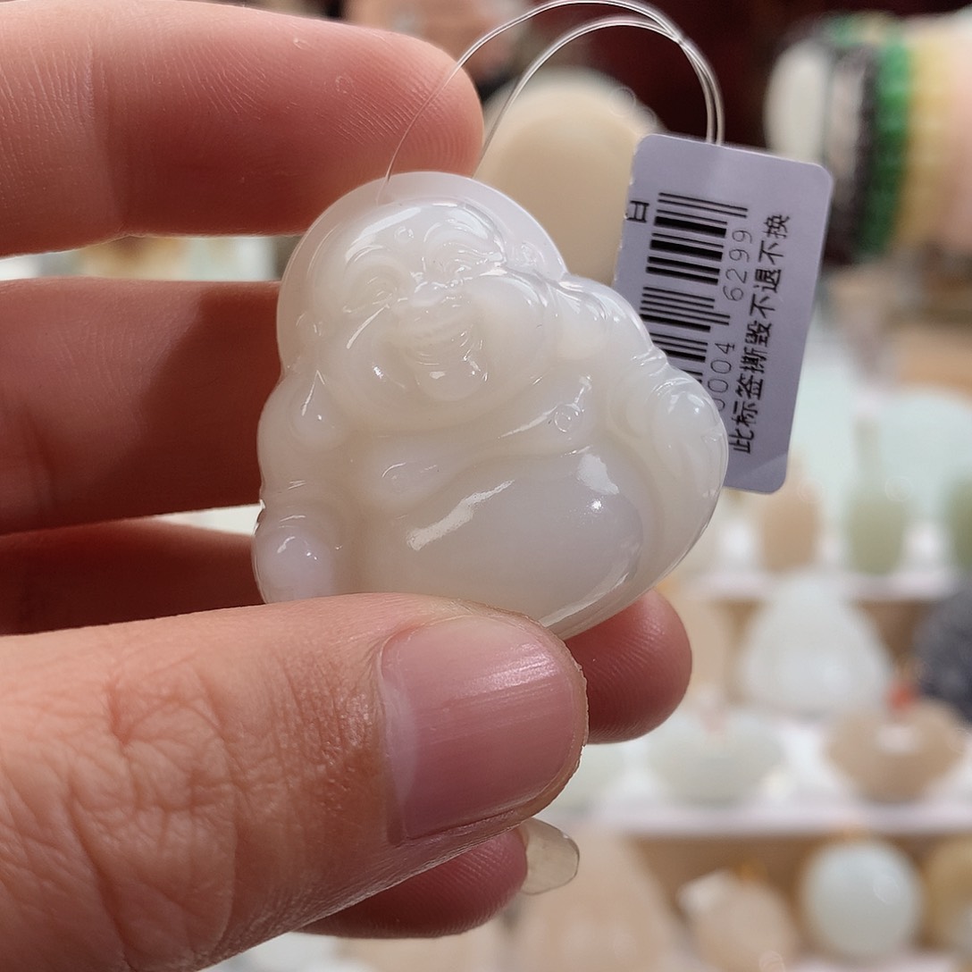 和田玉颈饰未镶嵌热****?