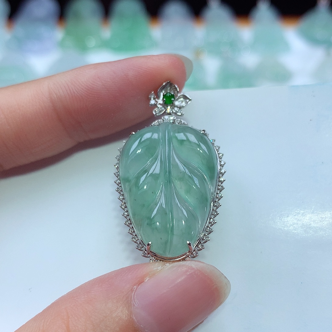 翡翠22K金镶嵌颈饰叶子