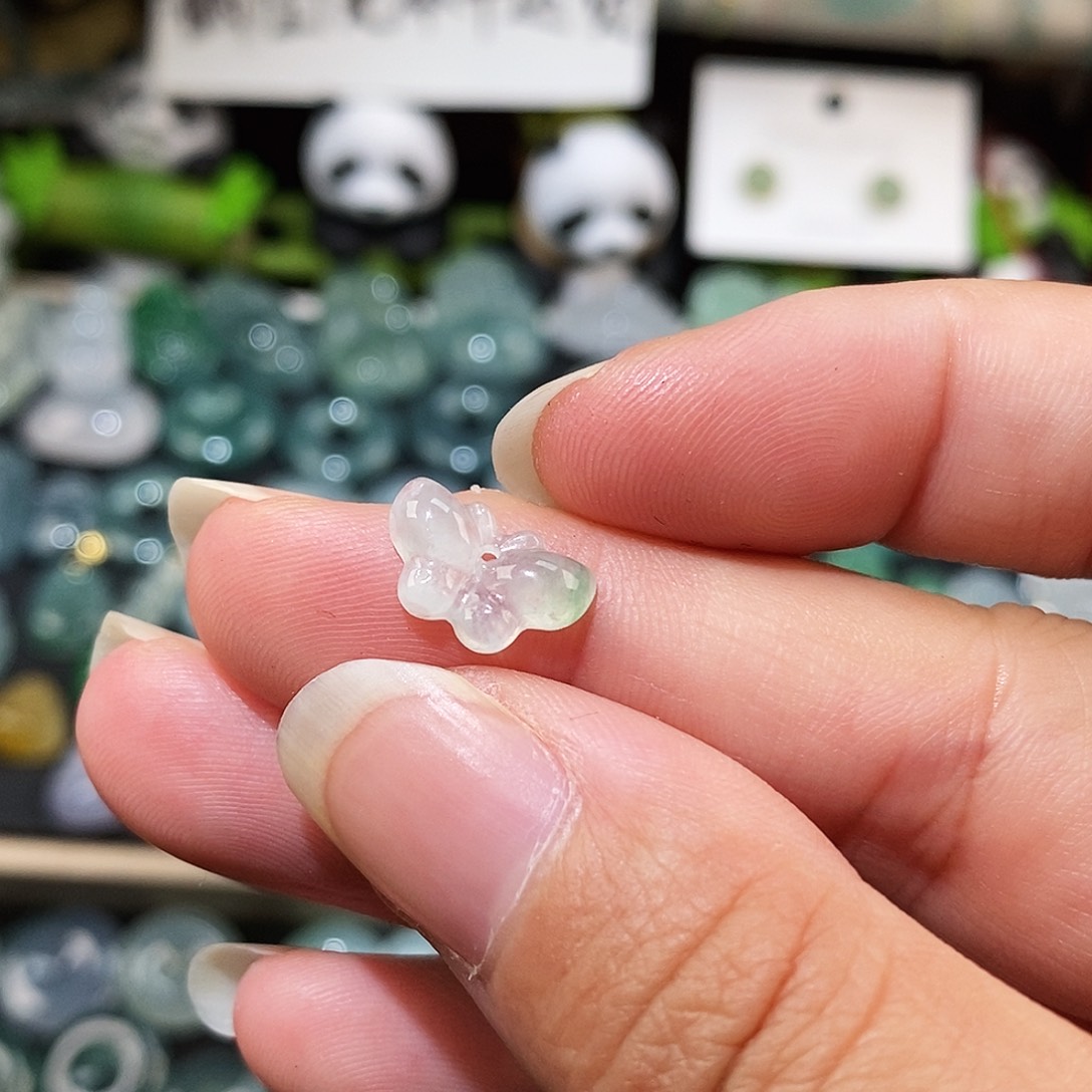 翡翠未镶嵌颈饰蝴蝶