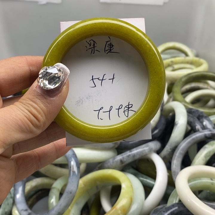 蛇纹石玉手镯未镶嵌梁*