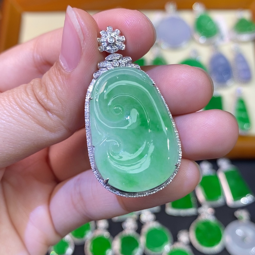 翡翠吊坠(不含链)18K金镶嵌