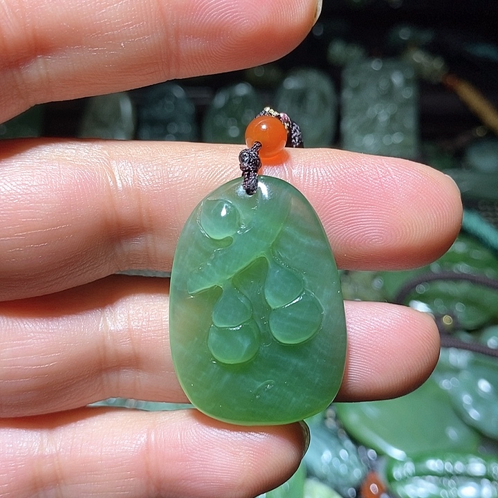 成***君和田玉未镶嵌颈饰