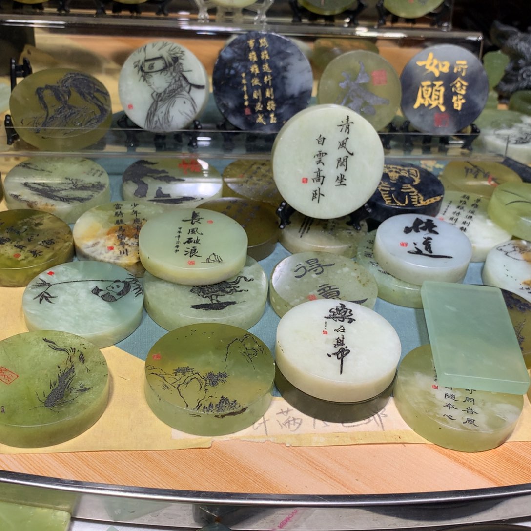 蛇纹石玉合金镯心雕刻