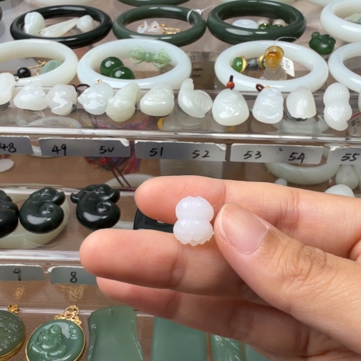 颈饰未镶嵌和田玉新疆和田并蒂莲