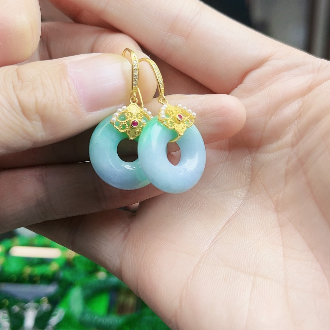 翡翠颈饰未镶嵌耳饰